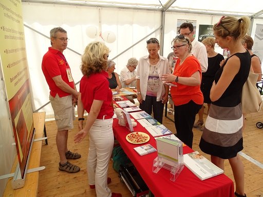 Frau Voigt zusammen mit Frau Brederlow an unserem Stand